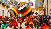 Olodum abre desfiles do Carnaval de Salvador com tema africano e multidão