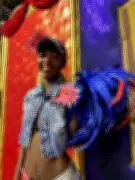 Passista 'Barbie do Samba' enfrenta crise financeira após amputação e busca justiça