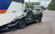 Pintor fica preso após carro colidir com ônibus parado em Ribeirão Preto