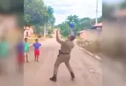 PM do Tocantins brinca de futebol com crianças em rua e viraliza nas redes sociais