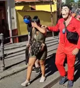 Policiais disfarçados prendem ladrões de celulares em bloco de carnaval de Santa Teresa