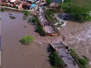 Ponte de acesso principal de Calçado desaba após fortes chuvas no Agreste pernambucano