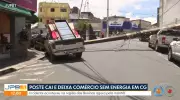 Poste desaba no centro de Campina Grande, destrói veículos e causa apagão