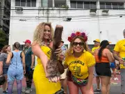 Pré-Carnaval leva multidões às ruas com homenagens e festa em capitais brasileiras