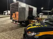 PRF apreende 10 caixas de camisas de grife sem nota fiscal em Oliveira, Minas Gerais