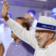 Primeira noite de desfiles na Sapucaí mistura política com homenagem a Ney Matogrosso