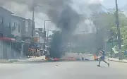 Protesto por falta de água bloqueia avenida em Aracaju com queima de pneus