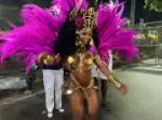 Rainha de bateria desfila com fantasia de R$ 160 mil em homenagem às pombagiras no Carnaval