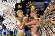 Rainhas de Bateria e Musas Brilham no Segundo Dia de Desfiles em São Paulo