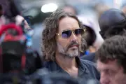 Russell Brand se declara inocente em tribunal londrino por acusações de estupro e violência sexual