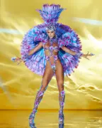 Sabrina Sato desfila como Rainha de Bateria da Gaviões da Fiel com fantasia inspirada na floresta