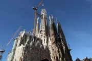 Sagrada Família atinge altura máxima com cruz de 17 metros em Barcelona