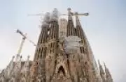 Sagrada Família se torna ainda mais alta com nova cruz de 17 metros em Barcelona