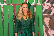 Sarah Jessica Parker brilha no Baile da Arraia no Rio com look verde e mensagens bordadas