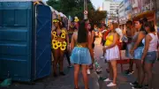 Segurar urina no Carnaval pode causar infecções e incontinência, alerta urologista