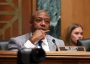 Senador republicano Tim Scott classifica vídeo de Trump sobre Obamas como 'mais racista'