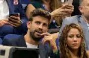 Shakira se assusta com réplica de Piqué em show: fã usa máscara de 'diabo'