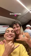Shawn Mendes se integra ao Carnaval de Salvador com João Gomes e experimenta frutas típicas