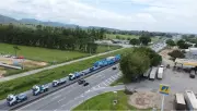 Supercarreta de 120 metros transporta transformador de 540 toneladas pela Dutra em SP