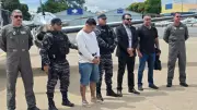 Suspeito de matar PM em Cuiabá chega à capital após transferência do Rio de Janeiro