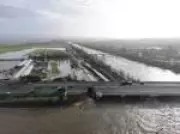 Tempestades em Portugal rompem barragens e destroem rodovia, milhares evacuados