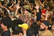 Tiago Abravanel se diverte no Carnaval de Salvador com BaianaSystem e Ivete Sangalo