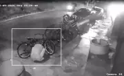 Trabalhador tem bicicleta furtada após suspeito quebrar cadeado com pedradas em Cabo Frio