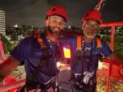 Trabalhadores arriscam-se nas alturas para levar destaques aos carros alegóricos do Carnaval