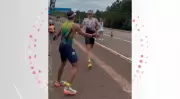 Triatleta para antes da linha de chegada e cede vitória a adversário após erro no ciclismo