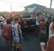 Três jovens se ferem ao cair de caçamba de caminhonete durante Carnaval em Campos