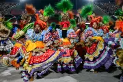 Unidos de Vila Isabel e Salgueiro brilham na terceira noite de desfiles do Carnaval do Rio