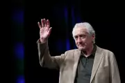 Vídeo de Robert De Niro queimando bandeira dos EUA é falso e gerado por IA