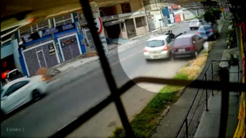 Ciclista é atropelado por carro em alta velocidade e motorista foge sem prestar socorro em Curitiba