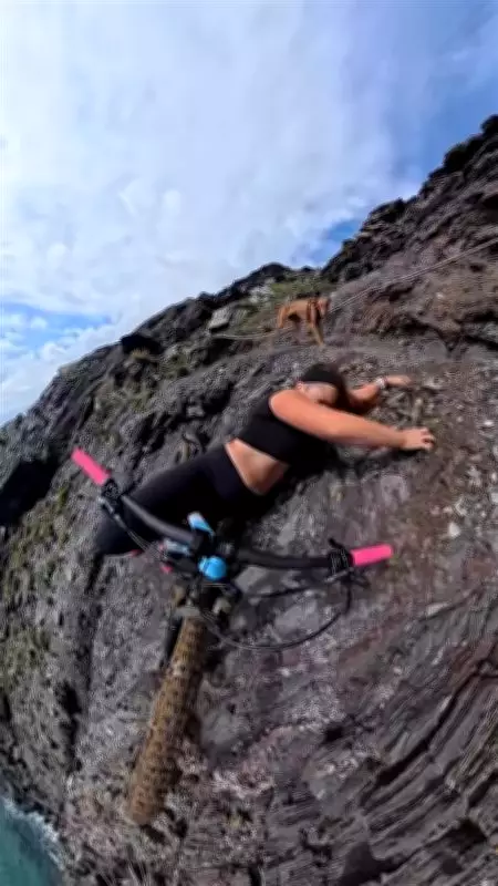 Ciclista espanhola escapa da morte ao escorregar em precipício durante trilha