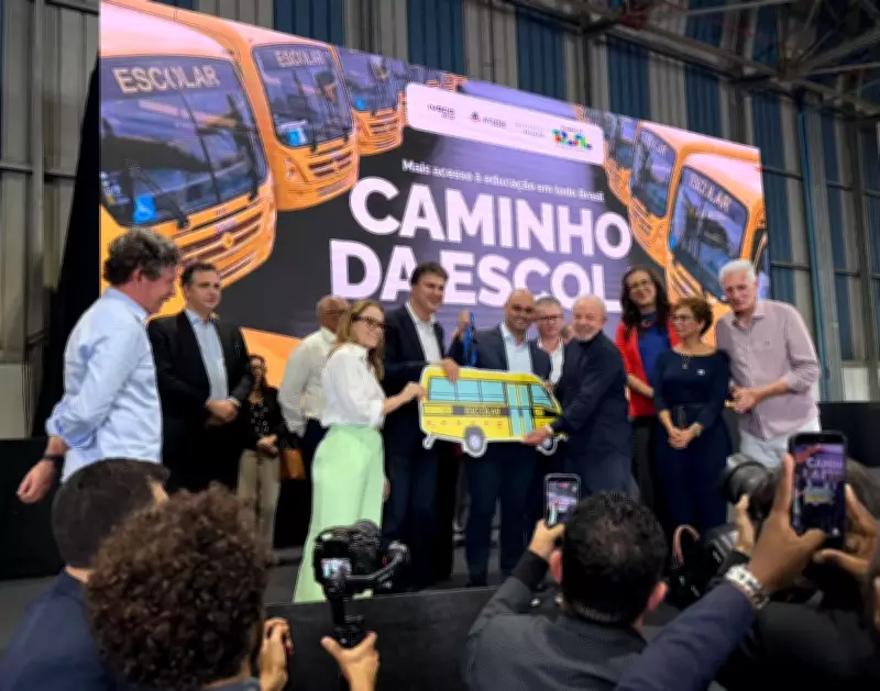 Governo Federal entrega novo ônibus escolar em Três Rios através do Programa Caminho da Escola