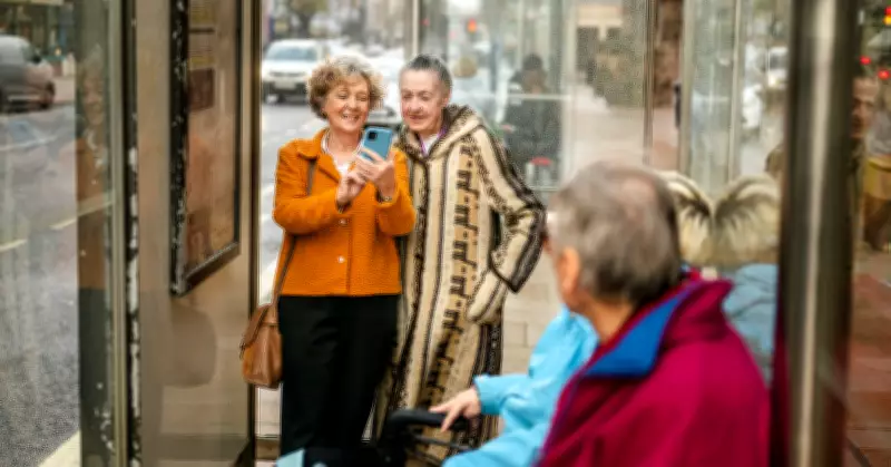 Pesquisa britânica revela preconceito etário: após os 50, moda e emprego são vistos como inadequados