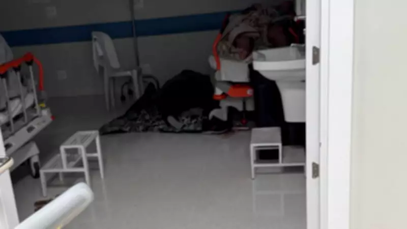 Superlotação no HC-UFU: Pacientes em Macas nos Corredores e Acompanhantes Dormem no Chão