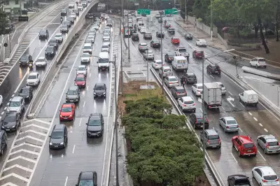 Acidente entre caminhão e ônibus agrava trânsito recorde na Zona Leste de São Paulo