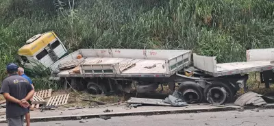 Acidente fatal na BR-393: colisão entre caminhões e moto mata um e fere três em Barra do Piraí