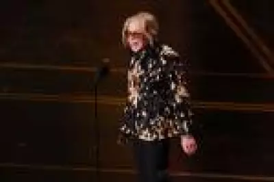 Amy Madigan incorpora bruxa ao receber Oscar de Melhor Atriz Coadjuvante