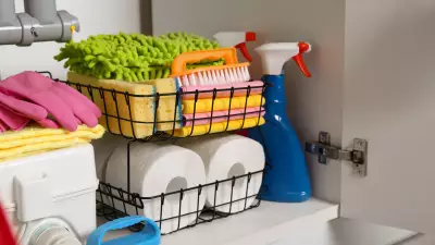 Armário da pia é perigoso para guardar produtos de limpeza, alertam especialistas