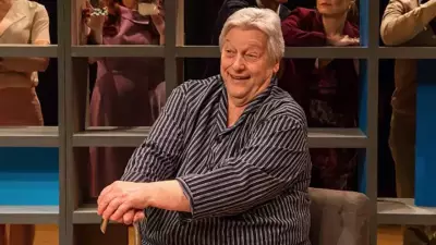 Ator Fulvio Stefanini, aos 86 anos, recebe alta após tratar infecção e retorna aos palcos