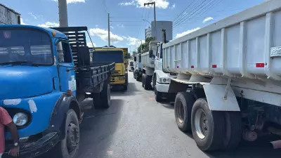 Bairros de Teresina sem coleta de lixo devido a protesto de caminhoneiros por atraso salarial