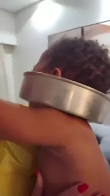 Bombeiros resgatam bebê com forma de bolo presa no pescoço em Praia Grande