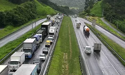 Caminhão capota na Rodovia D. Pedro I em Valinhos, causa feridos e congestionamento