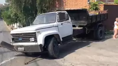 Caminhão desvia de ônibus e destrói casa em Ferraz de Vasconcelos; passageira em choque