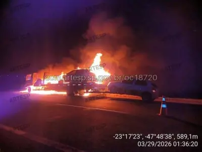 Caminhão-guincho pega fogo ao transportar carros em rodovia de Tatuí, SP