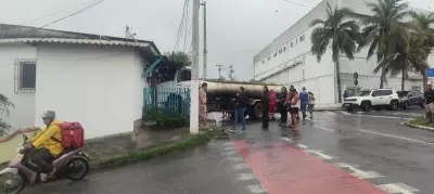 Caminhão-pipa invade residência em Maricá e causa susto a moradores idosa e jovem