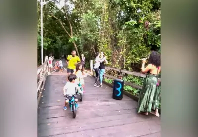 Cantora surpreende frequentadores com apresentação musical em ponte de parque em Palmas
