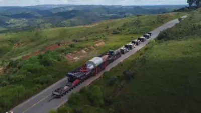 Carga superpesada de 491 toneladas segue por Minas Gerais causando lentidão no trânsito